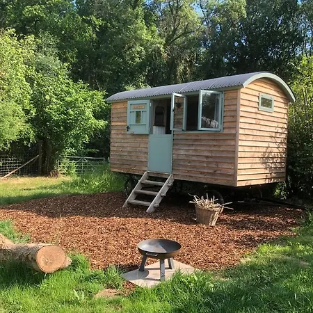 The Shepherd'S Hut Whiteparish Экстерьер фото