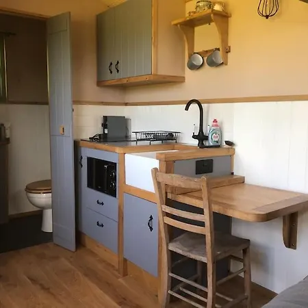 The Shepherd'S Hut Whiteparish Экстерьер фото